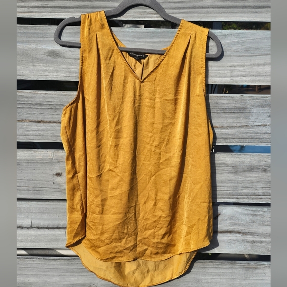 Banana Republic Pleated V-Neck Tank in yellow gold size Large. - Picture 1 of 3